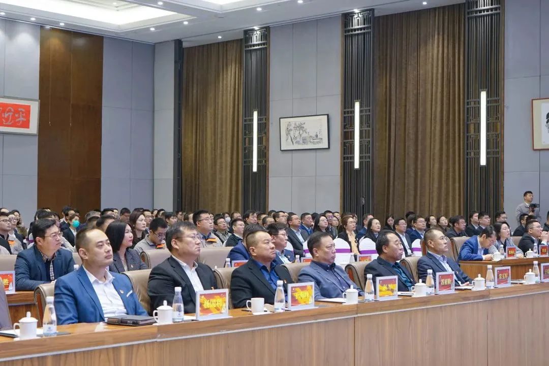 弘揚勞模精神 貢獻(xiàn)青春力量<br>瑞源控股集團(tuán)“慶五一、迎五四”表彰大會圓滿召開，文達(dá)通股份多人獲獎！  ?