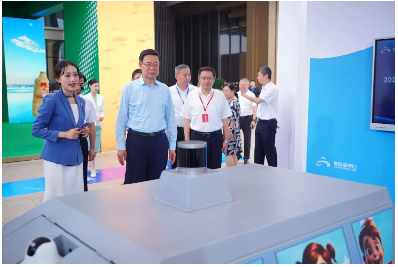 青島市委常委、副市長(zhǎng)王波等領(lǐng)導(dǎo)嘉賓參觀文達(dá)通AI無(wú)人清掃車