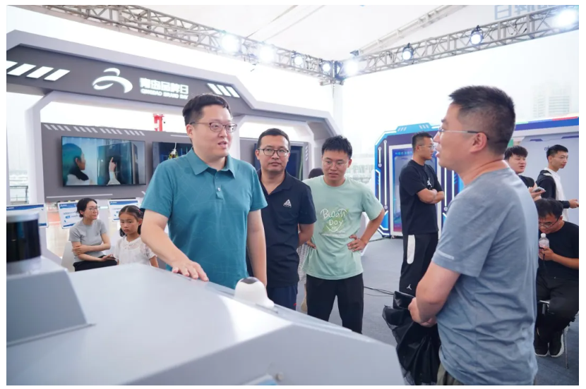 青島市委常委、副市長(zhǎng)王波等領(lǐng)導(dǎo)嘉賓參觀文達(dá)通AI無(wú)人清掃車