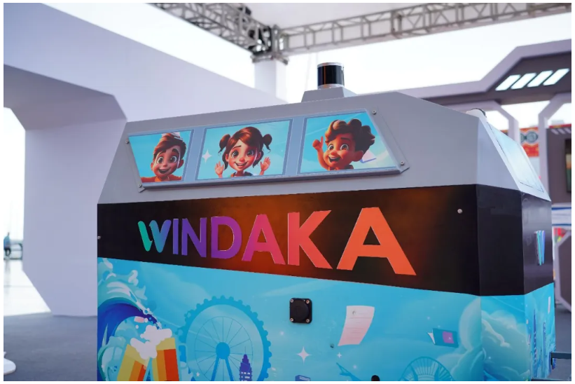 青島市委常委、副市長(zhǎng)王波等領(lǐng)導(dǎo)嘉賓參觀文達(dá)通AI無(wú)人清掃車