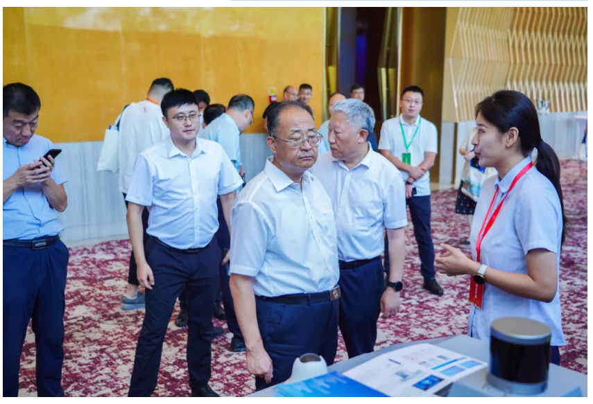 文達通AI無人清掃車亮相第十一屆“百所高校千名博士青島行”活動