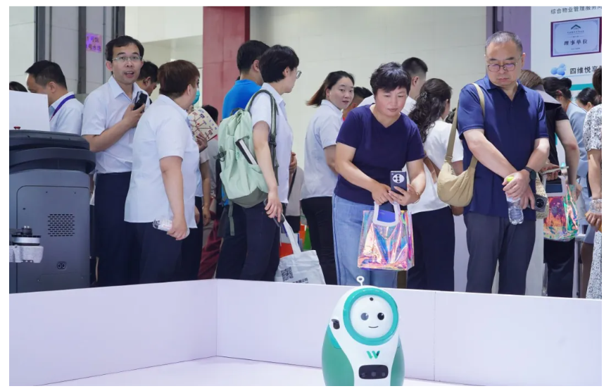 文達通股份攜”數智物業(yè)全鏈解決方案”亮相中國物博會，“AI+機器人”定義智慧物業(yè)新標桿